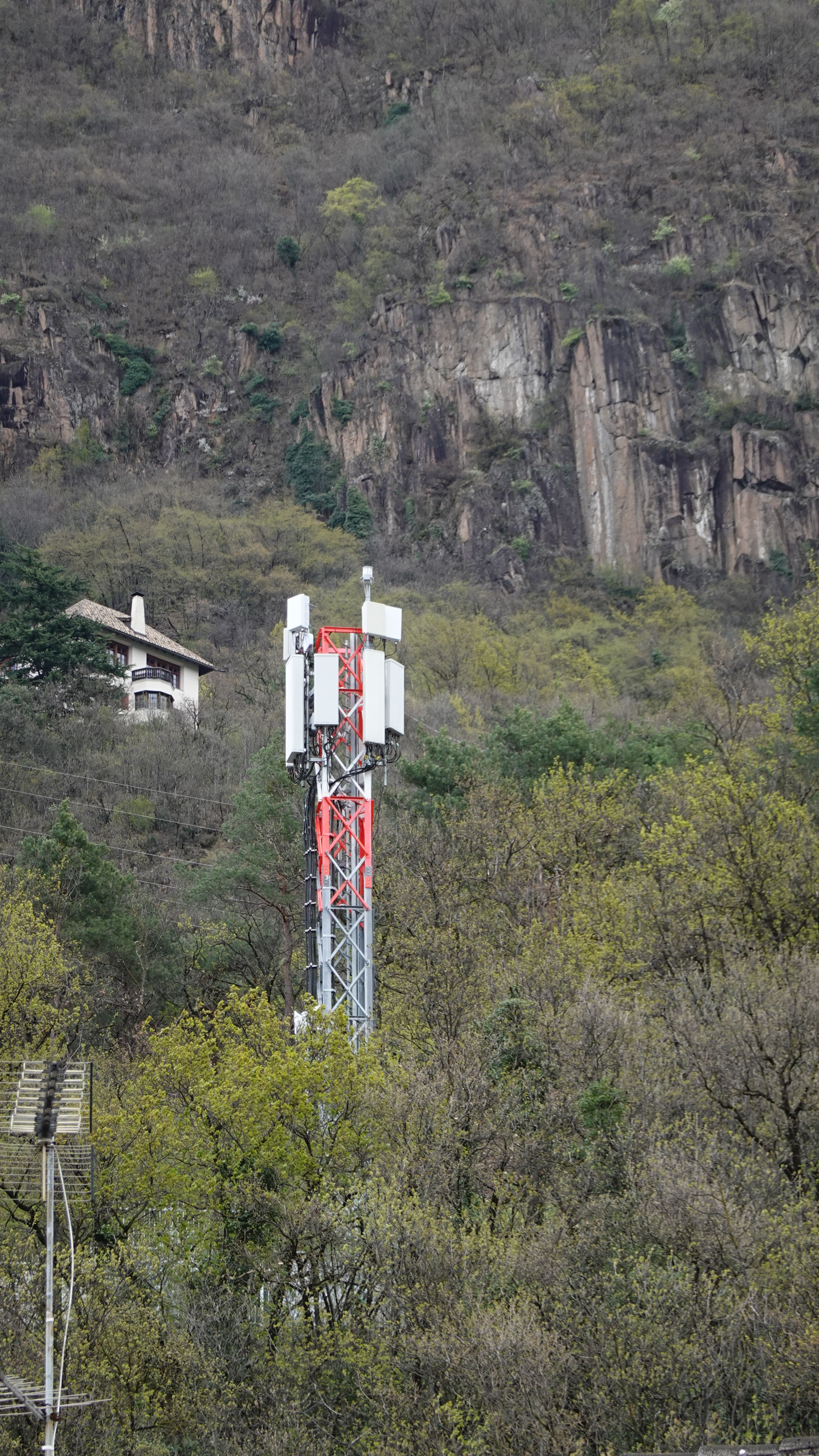 Die Anlage mit den Antennen im März 2026. Zefironet jetzt auch mit 5G-Antennen.