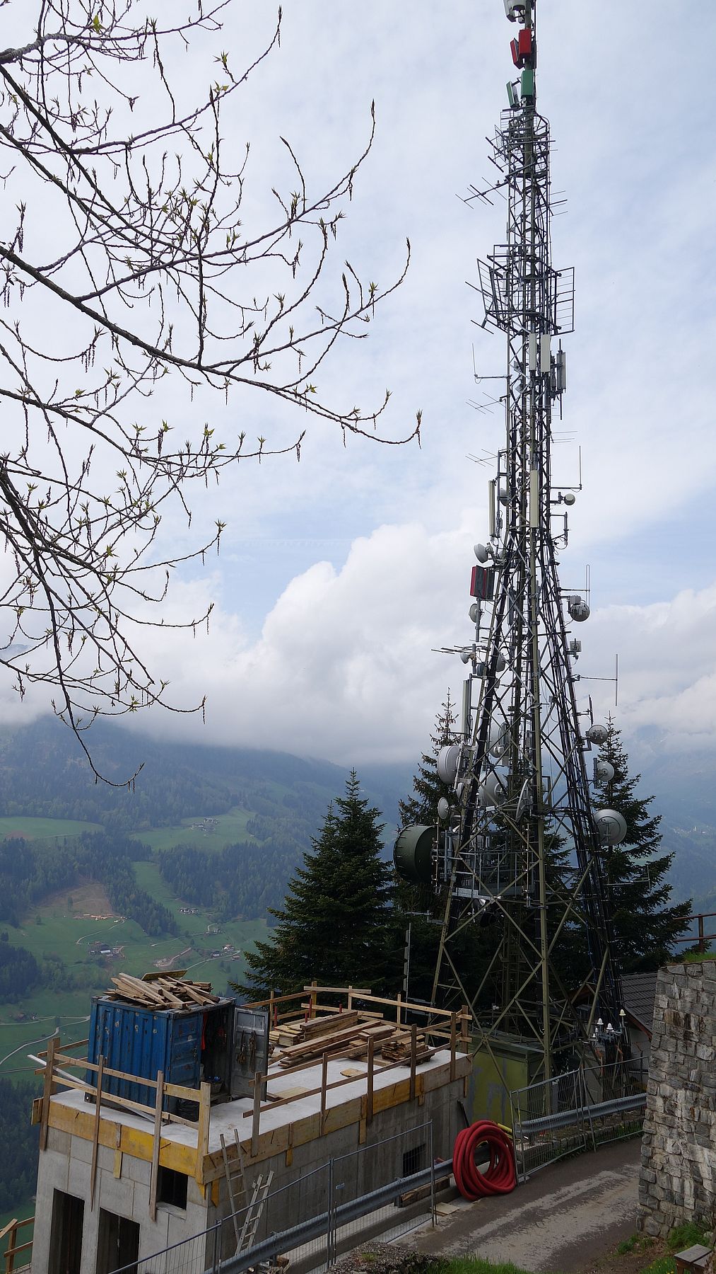 Die Anlage im April 2015. Die neue Gerätehütte ist noch in Bau.