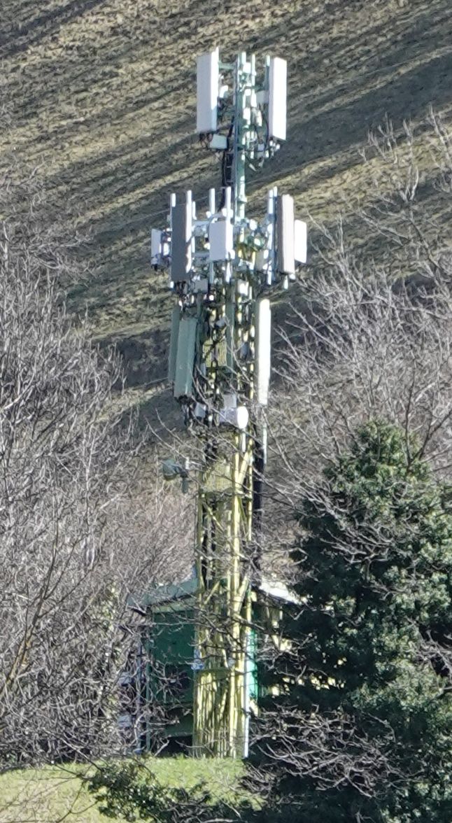 Die Anlage im März 2023 mit den 5G-Antennen von Vodafone, die noch nicht in Betrieb sind.