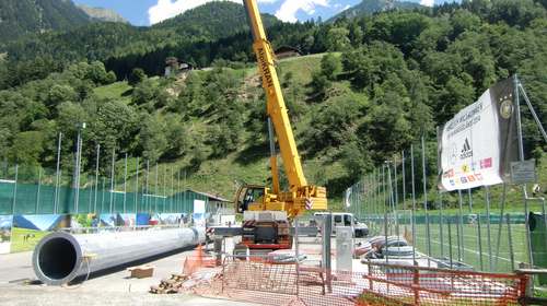 Der Masten von Wind wird aufgestellt. Juli 2014