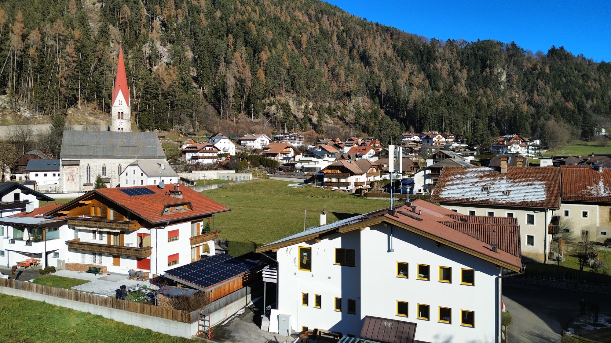 Die Antennen auf dem Dach der Feuerwehrhalle im Dezember 2025. Foto D. Largher