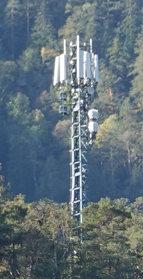 Die Anlage im Oktober 2022 mit den Antennen von Vodafone.