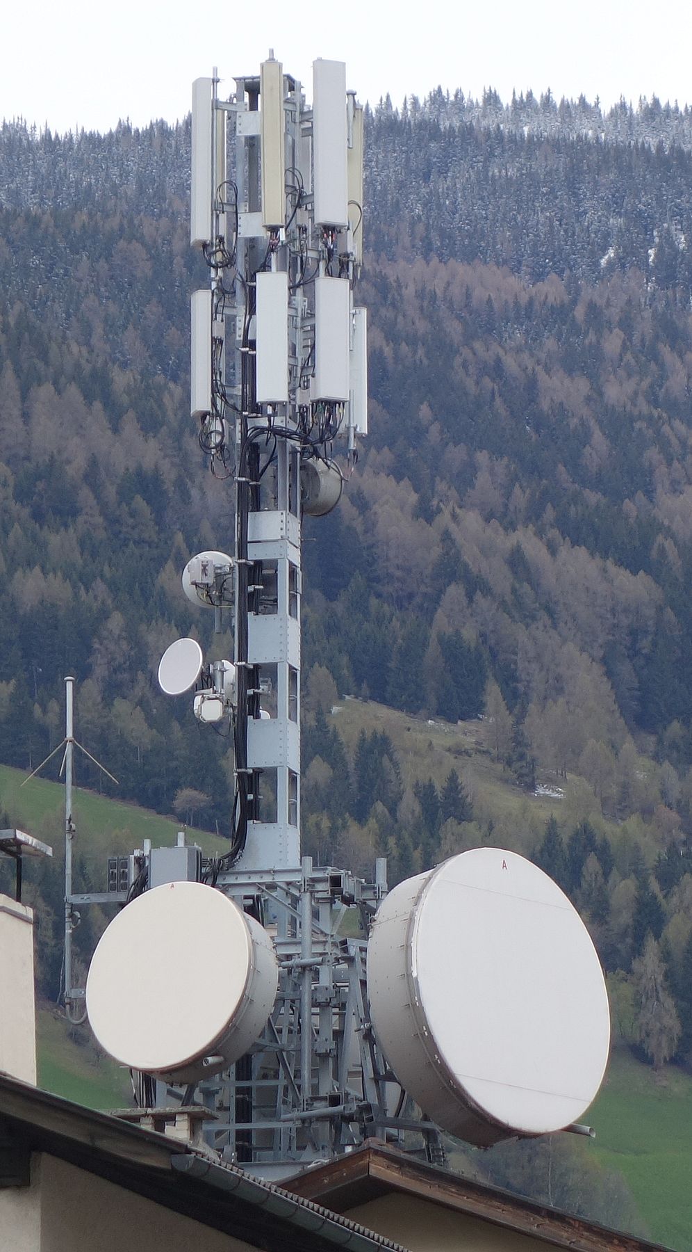 Die Anlage mit den Antennen von Tim und Vodafone im April 2016