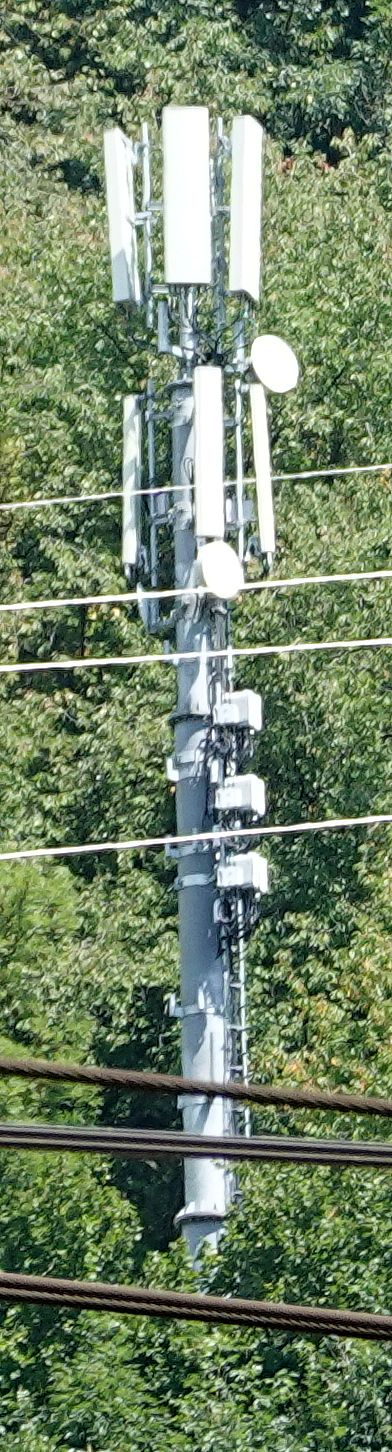 Die Antennen von Wind3 (oben) und die noch nicht abgebauten Antennen von Tre im Juli 2020
