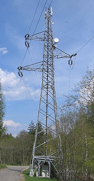 Hochspannungsmasten mit Mobilfunkantennen