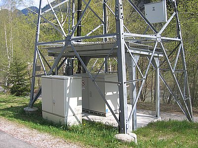 Detailansicht des Strommastens mit den Mobilfunkcontainern