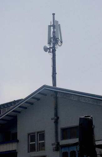 Die Antennen von Vodafone auf einem Hausdach. Foto Michael Stuefer