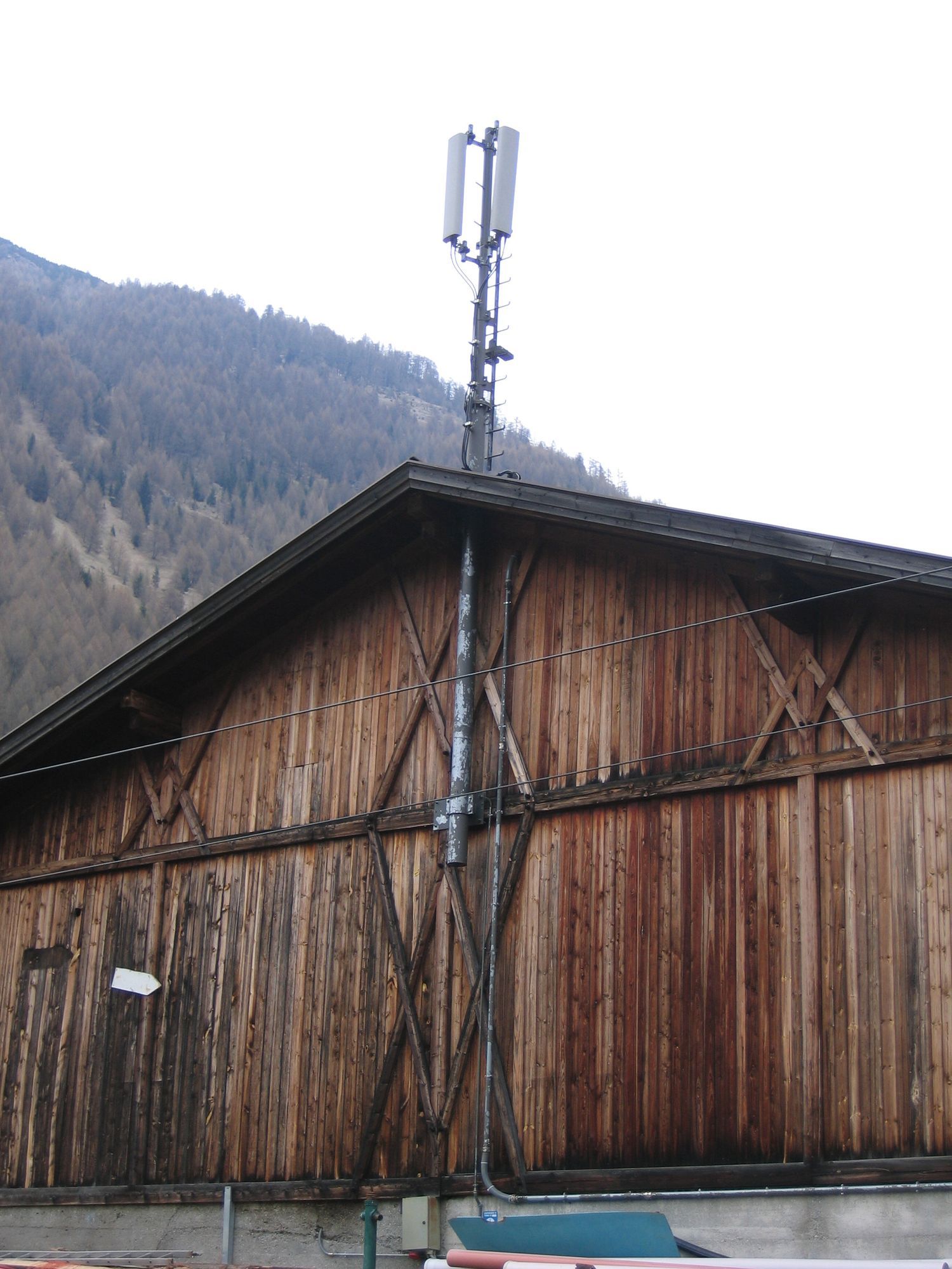 Die Anlage von Vodafone auf einem Stadel im Mai 2006