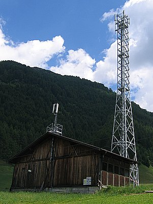 Die Anlage von Vodafone auf dem Stadel und Wind auf dem neuen Masten dahinter.