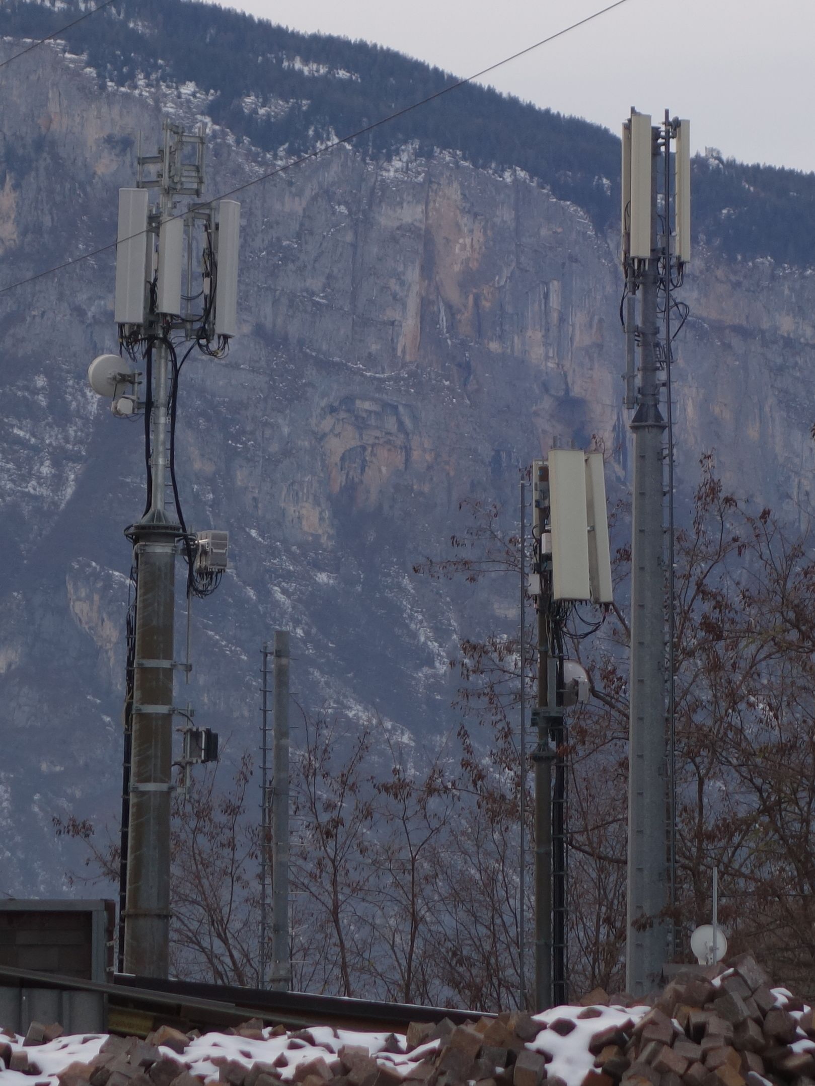 Die Antennen im Dezember 2021. Der Antennenmast von H3G steht noch.