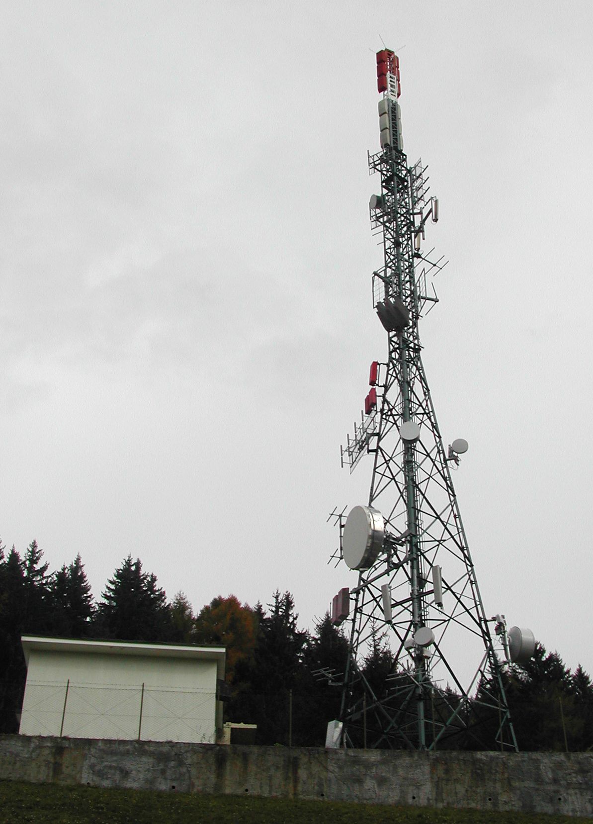Die Anlage im Oktober 2002 mit den Antennen von Tim