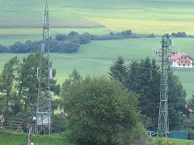 Wind auf Strommasten und Vodafone-Masten mit Antennen von Tim