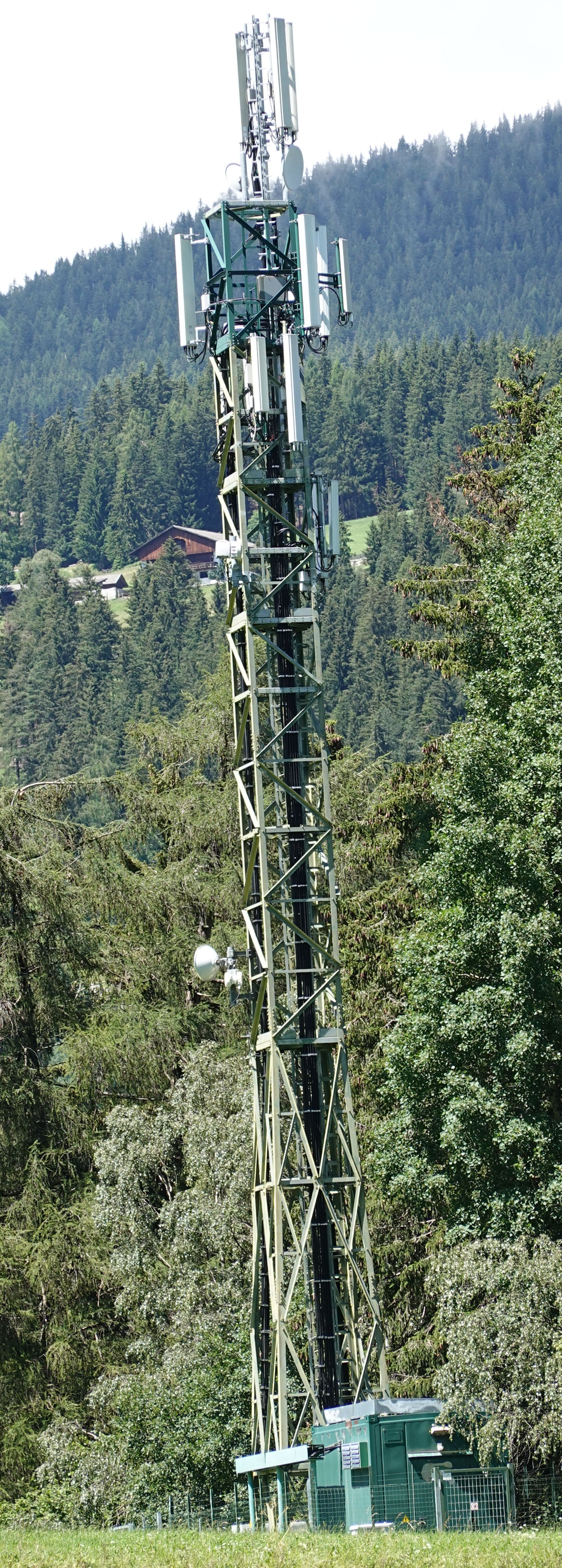Die Anlage von Vodafone mit den Antennen von Vodafone, Tim und H3G (diese außer Betrieb) im Februar 2020