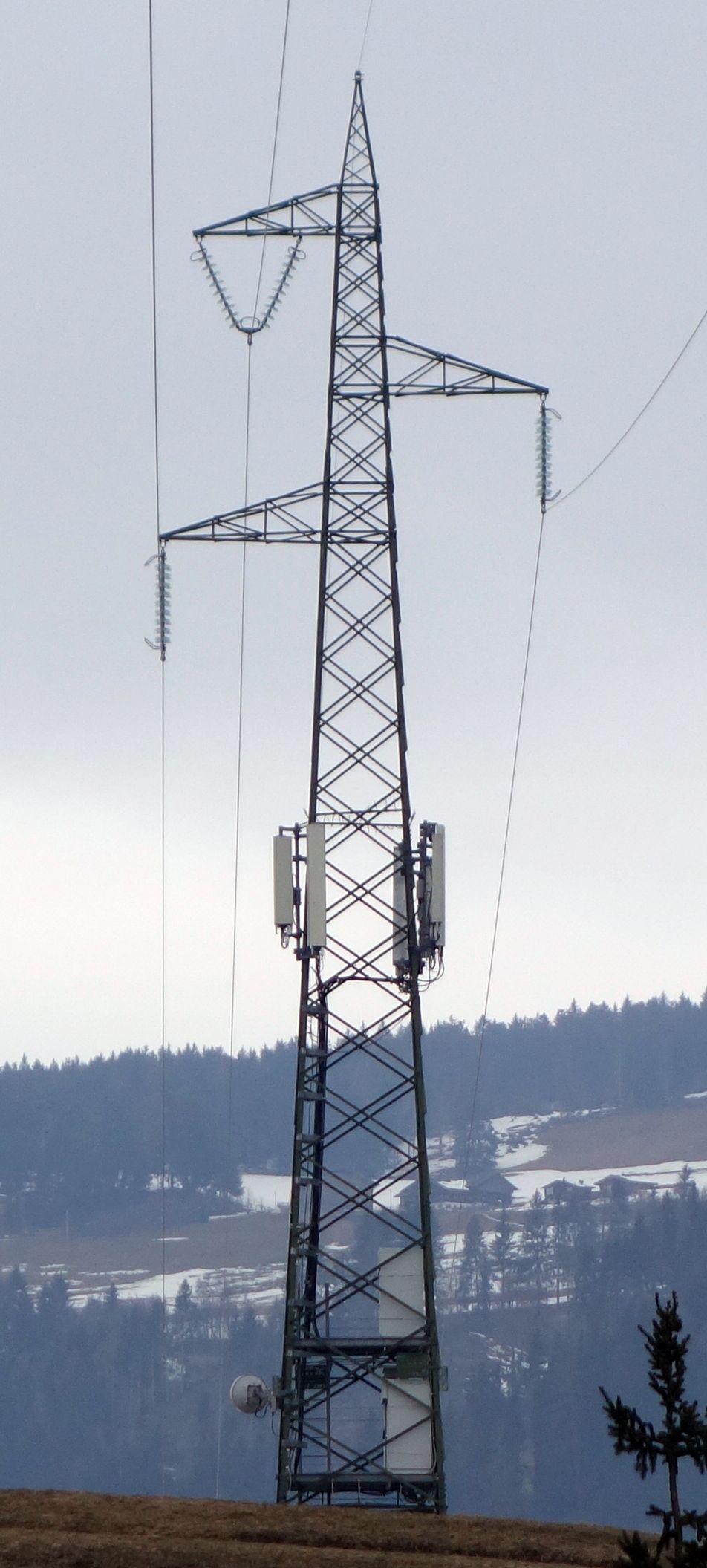 Der Strommasten mit den Antennen von Wind3 im Februar 2020