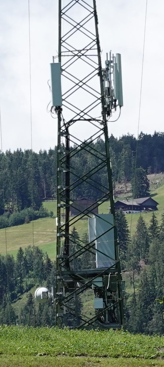 Die umgebaute Anlage von Wind3 auf dem Strommasten im Juni 2020