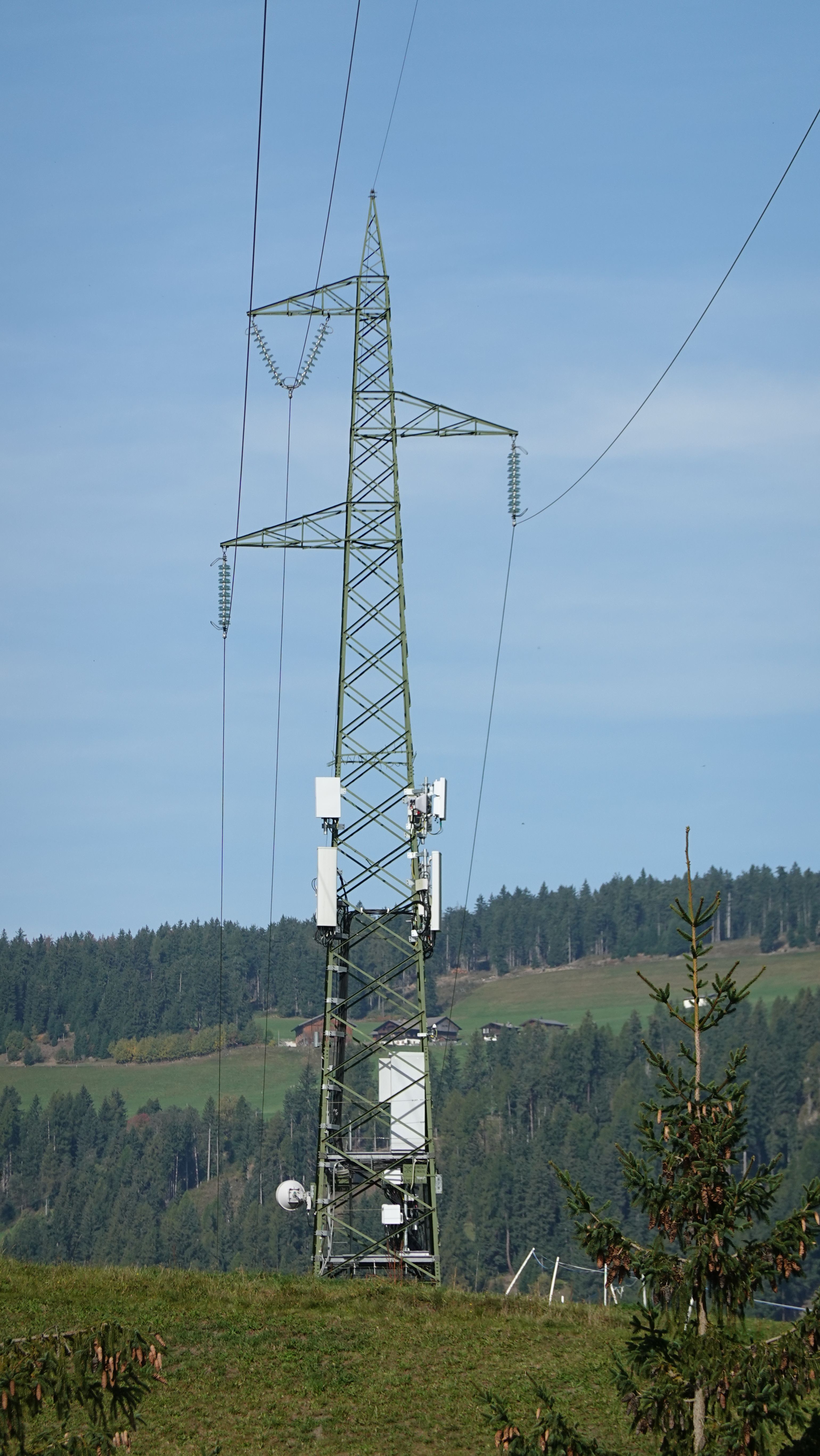 Der Hochspannungsmasten mit den Antennen von Zefironet im Oktober 2023