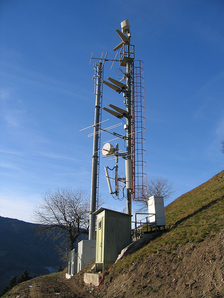 Die Gemeindeanlage mit den Antennen von Wind. Im Hintergrund der neue Masten von Wind im Februar 2006.