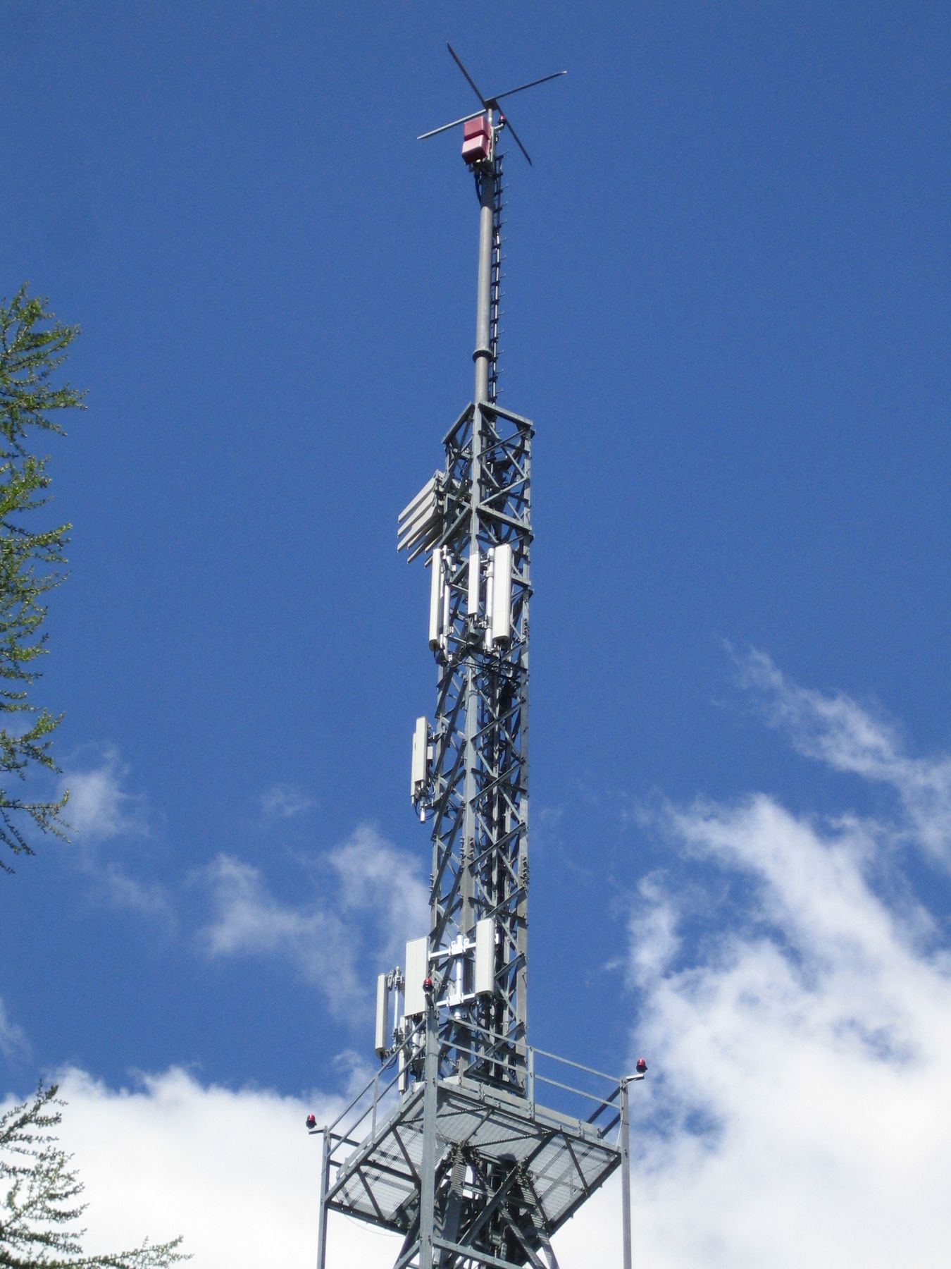 Die Anlage im Juni 2006 mit Tre, Vodafone und Wind