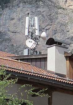 Die Antennen von Vodafone auf einem Hausdach seit Sommer 2014