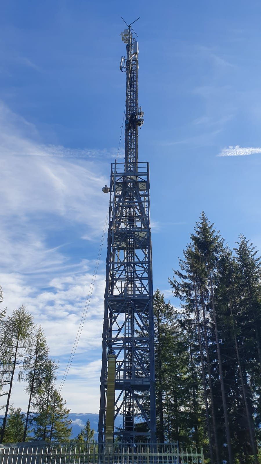 Die soeben fertiggestellte Anlage der RAS bei der Montage der Antennen von Wind3 am 27. September 2019
