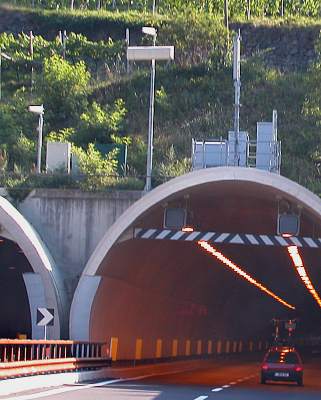 Die Antenne von Tre auf der Südseite der Tunnels