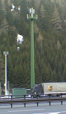 Der Masten der Autobahn mit den Antennen von H3G und Tim
