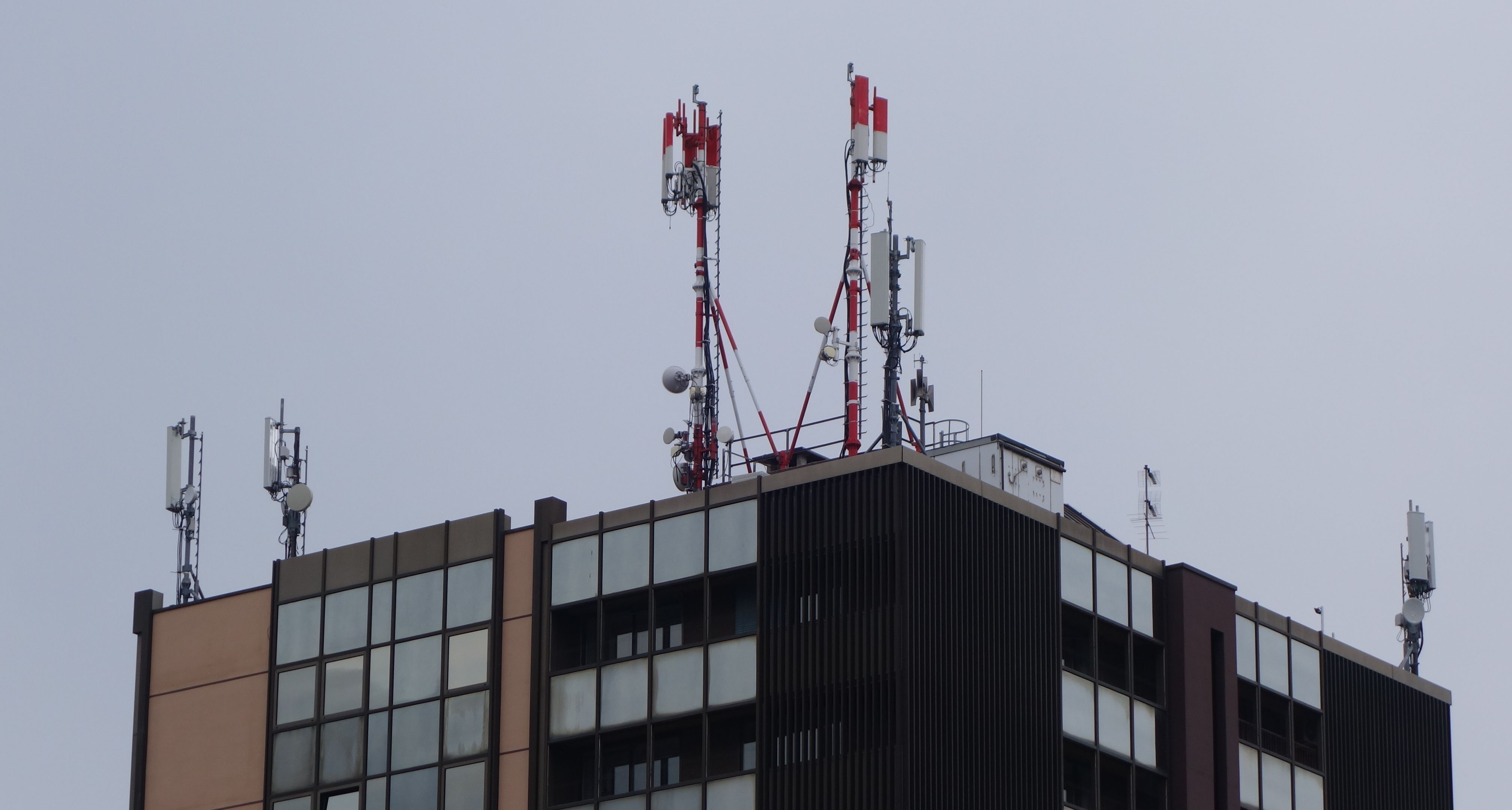 Die Antennen im Februar 2020. Die Antennen von H3G sind ersetzt worden.