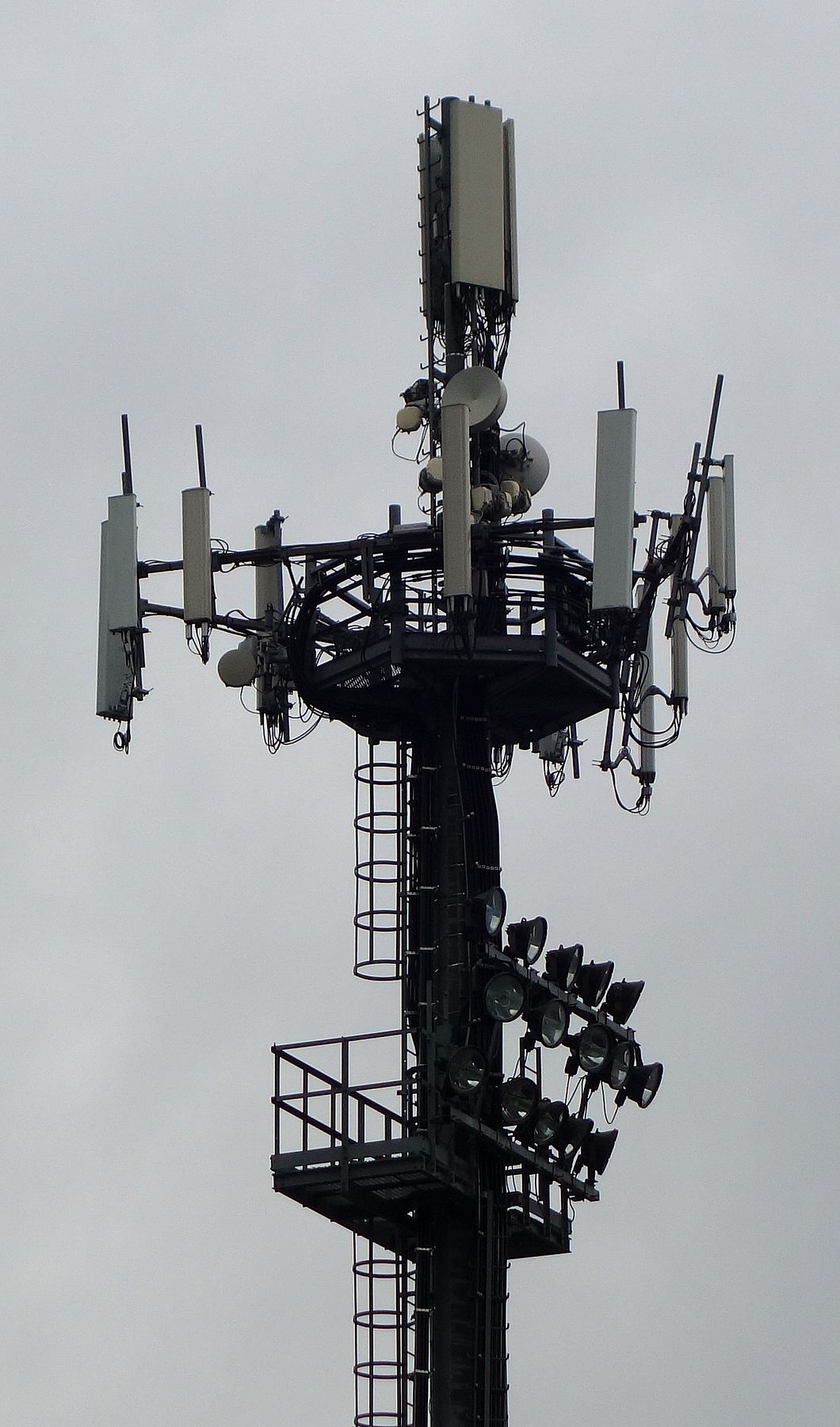 Die Antennen von Tim, Tre und Vodafone im April 2018
