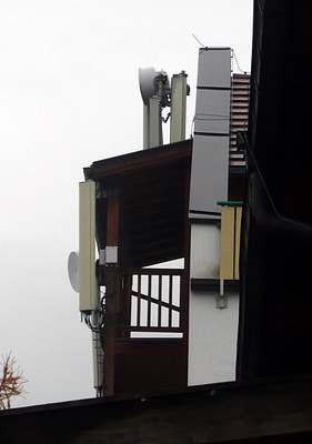 Antennen von Vodafone (Balkon) und Wind auf Tischlerei