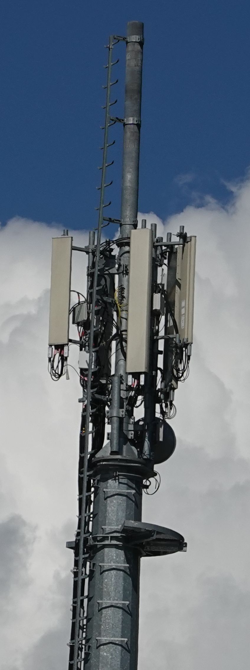 Die Antennen von W3 im August 2020. Jene von H3G sind schon abmontiert.