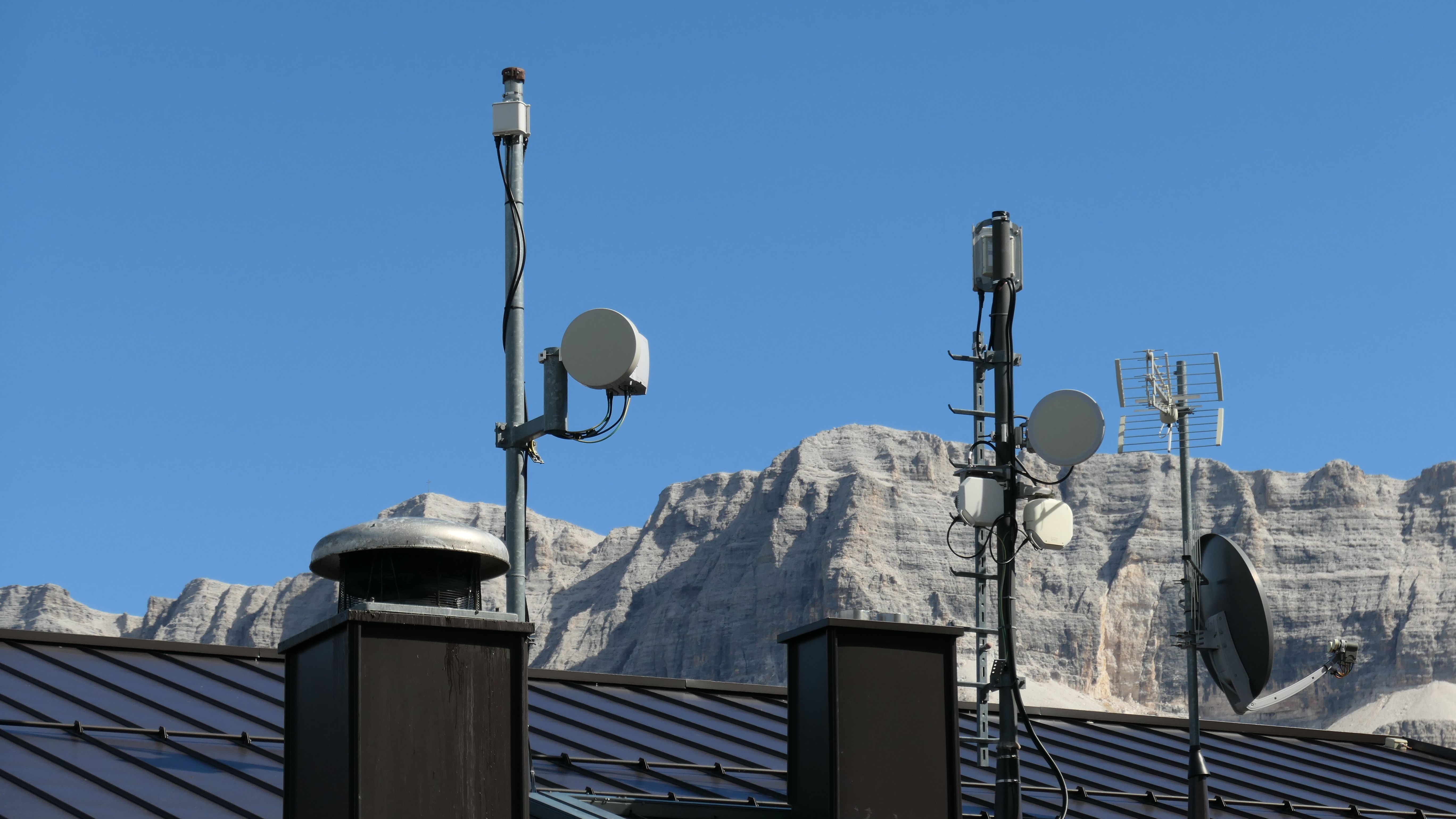 Die Antennen von Tim (links) und die Antenne von Fastweb (rechts) im September 2026