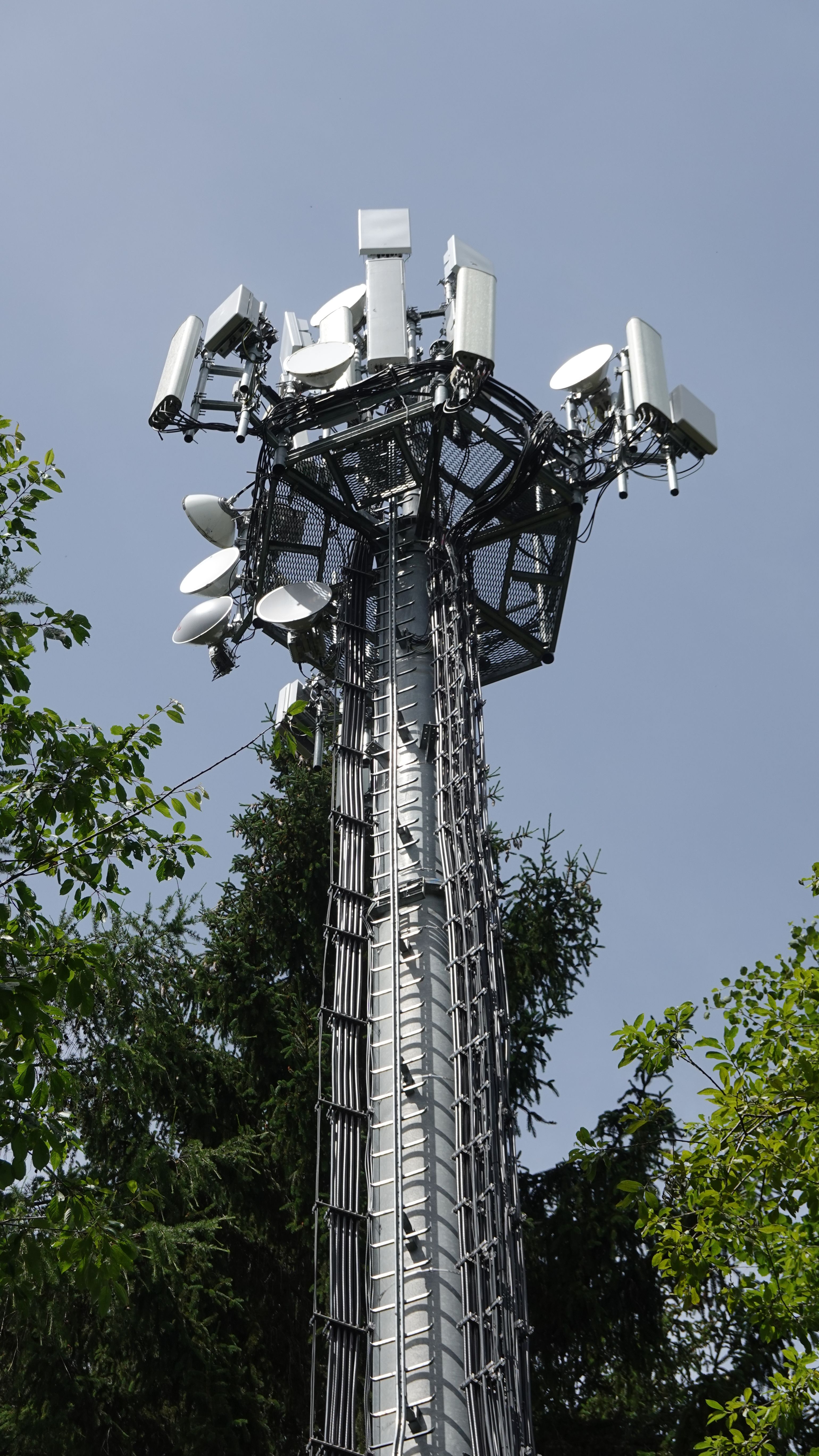Die Anlage im Juni 2023 mit den 5G-Antennen von Vodafone und Zefiro Net (Wind3+Iliad)