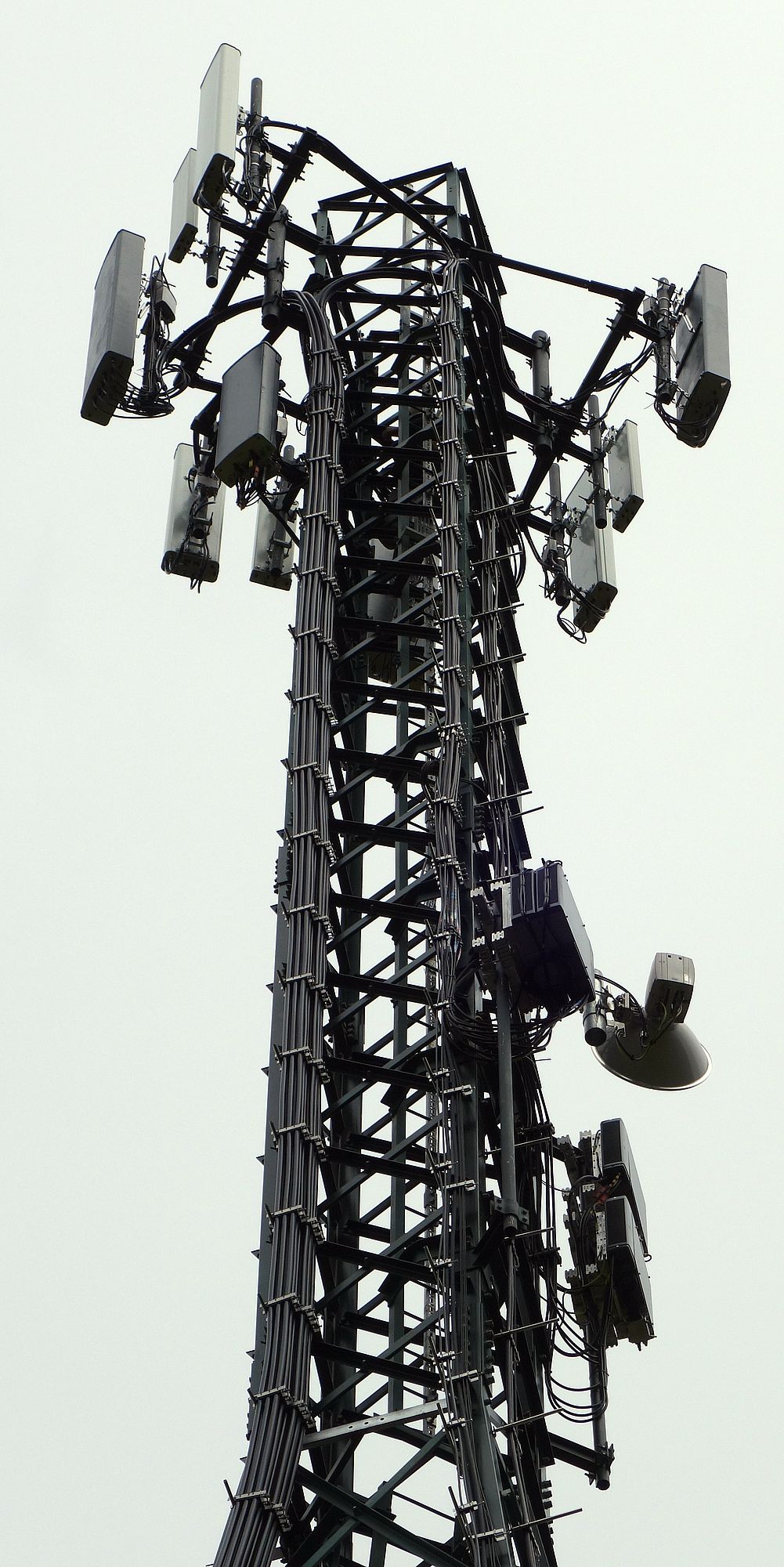 Die Anlage mit den Antennen der drei Betreiber am 22.5.2018