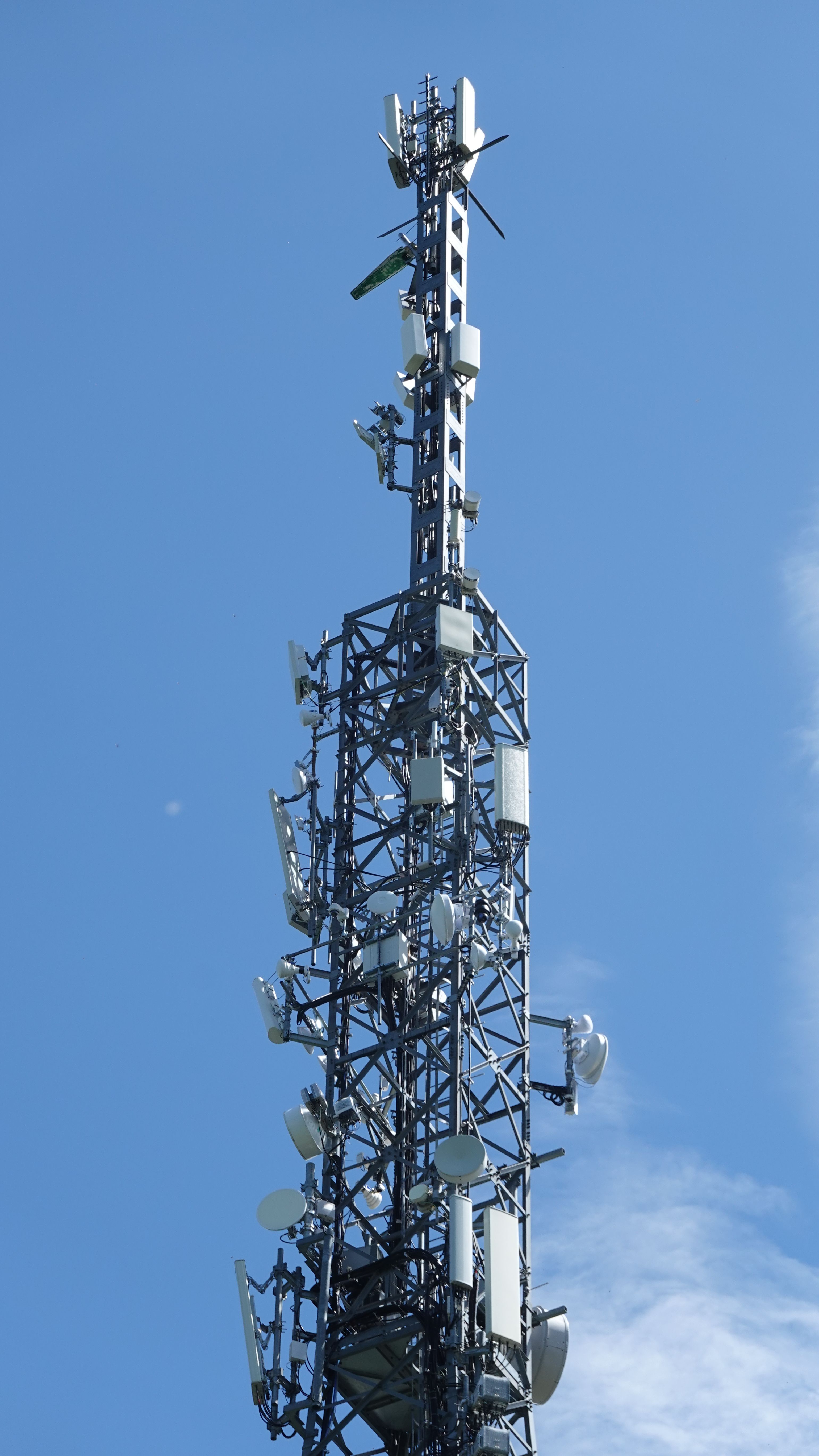 Die Anlage von Mediaset mit den Antennen von Fastweb-Vodafone (Mastspitze) und Zefironet (unterer Bildrand) von Westen aus gesehen im Juni 2026