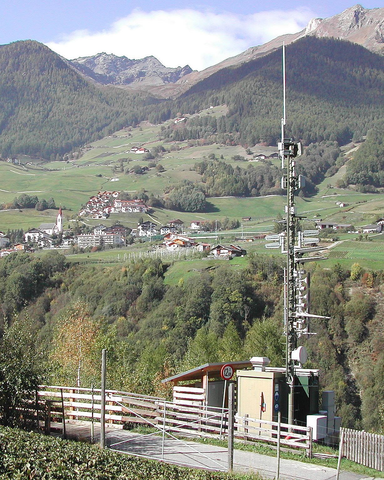 Die Anlage im Oktober 2003 mit den Antennen von Vodafone und Tim