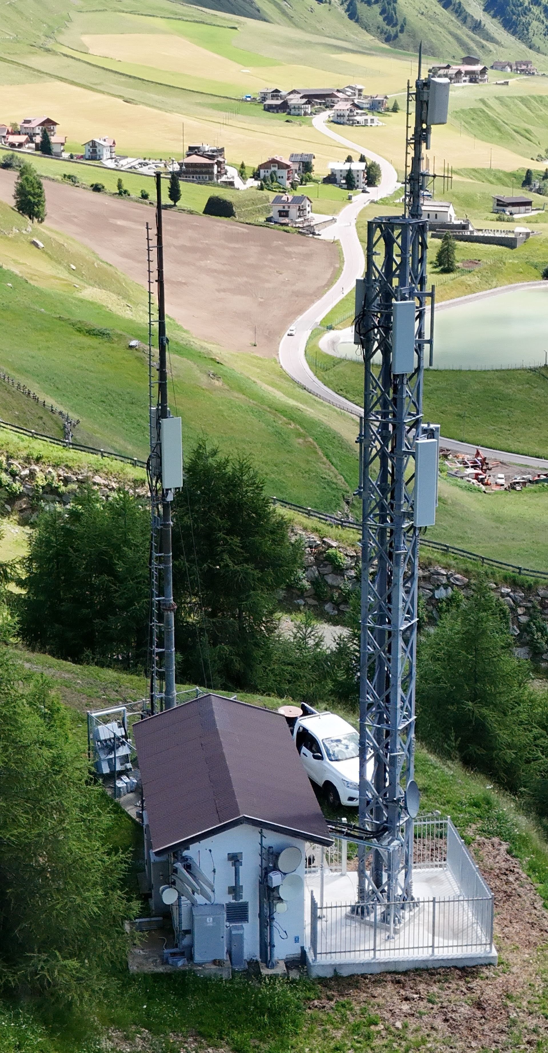 Die Anlage im Juli 2025 mit dem neuen Sendemast. Nach Abschluss der Übersiedlung der Antennen wird der alte Mast abgetragen. Foto RAS