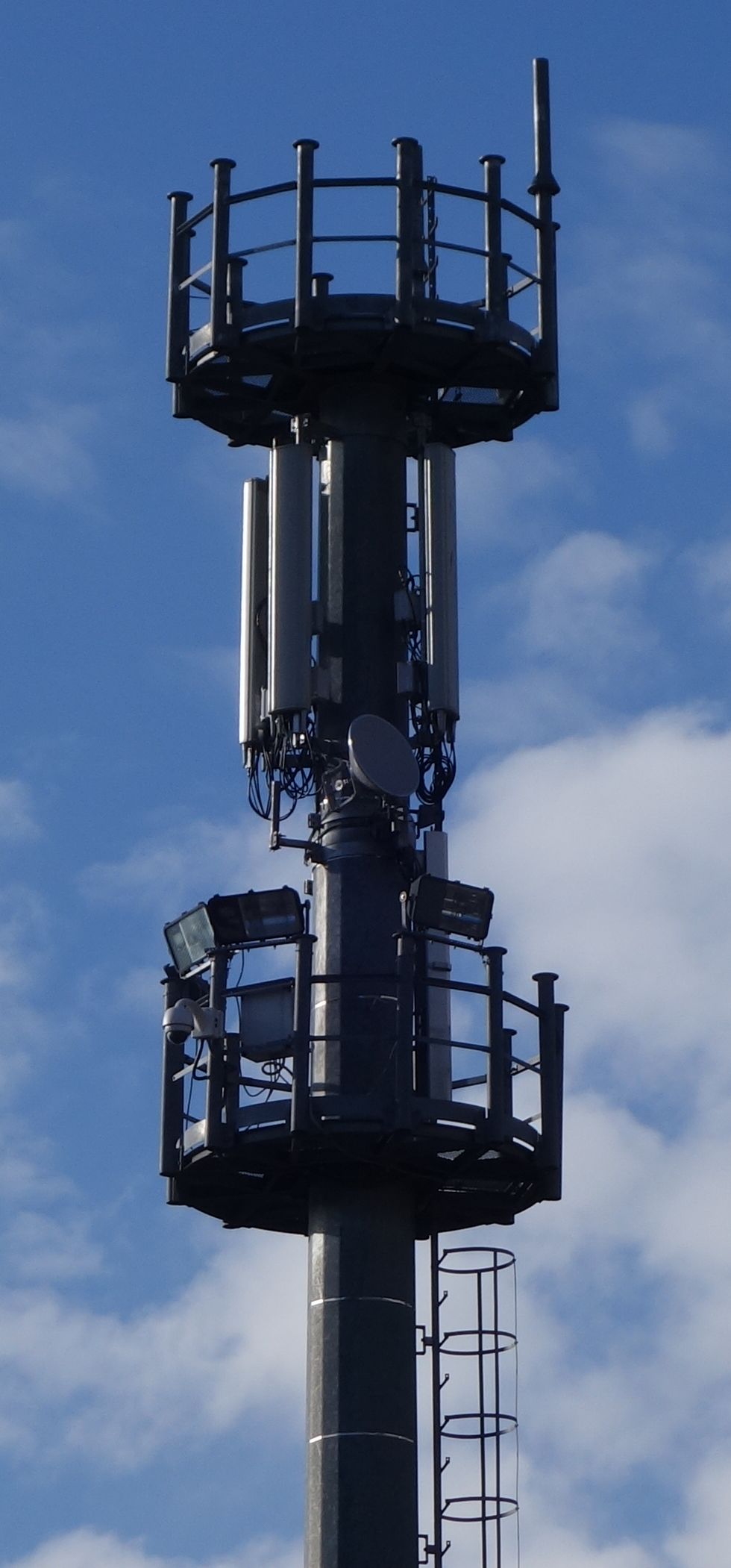 Der Masten mit den Antennen von Wind im Februar 2018