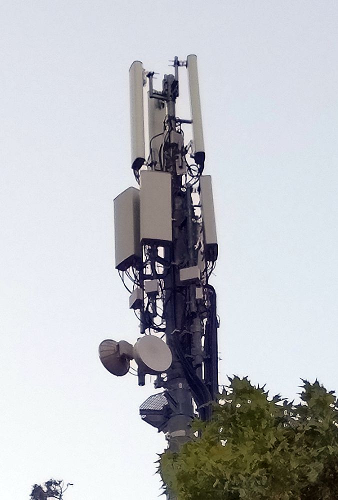 Die Antennen im Oktober 2018. Wind mit einem 4. Sektor und Mobiantennen. Foto Daniel Z.
