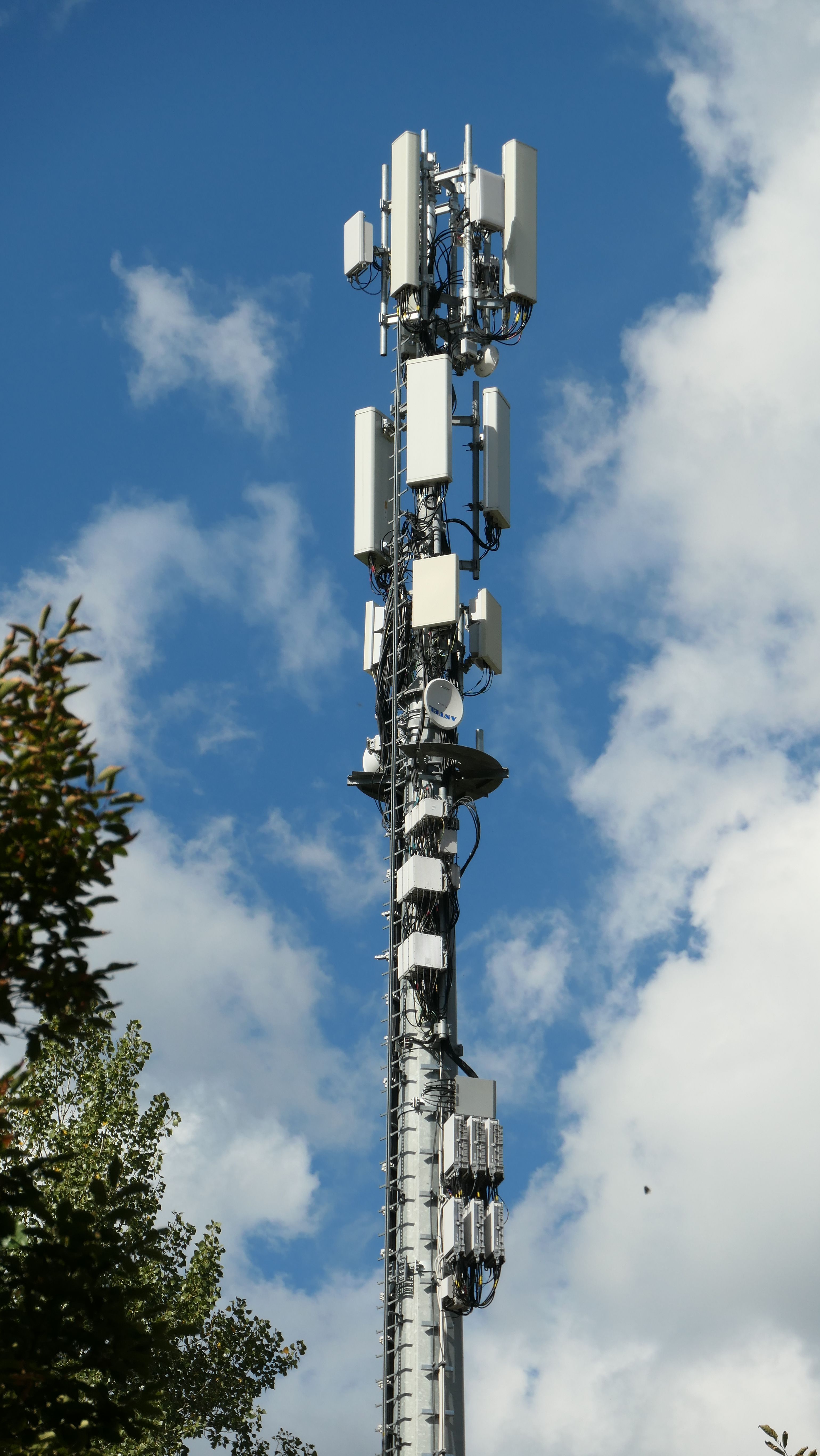 Die Antennen von Vodafone (neu, oben) und Zefironet im September 2026