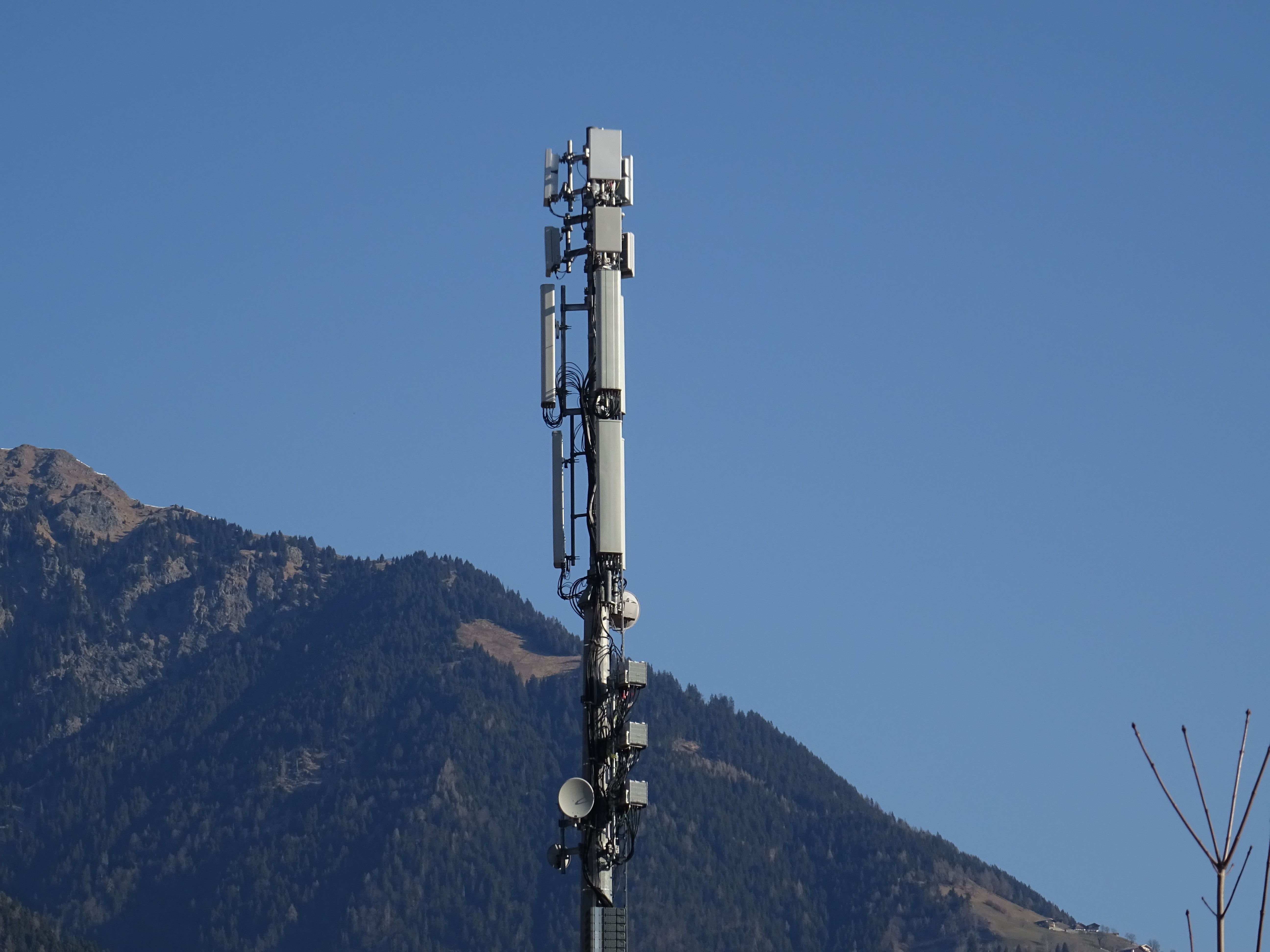 Die Antennen im März 2022. Nun sind auch die 5G-Band N78-Antennen installiert. Foto Daniel Z.