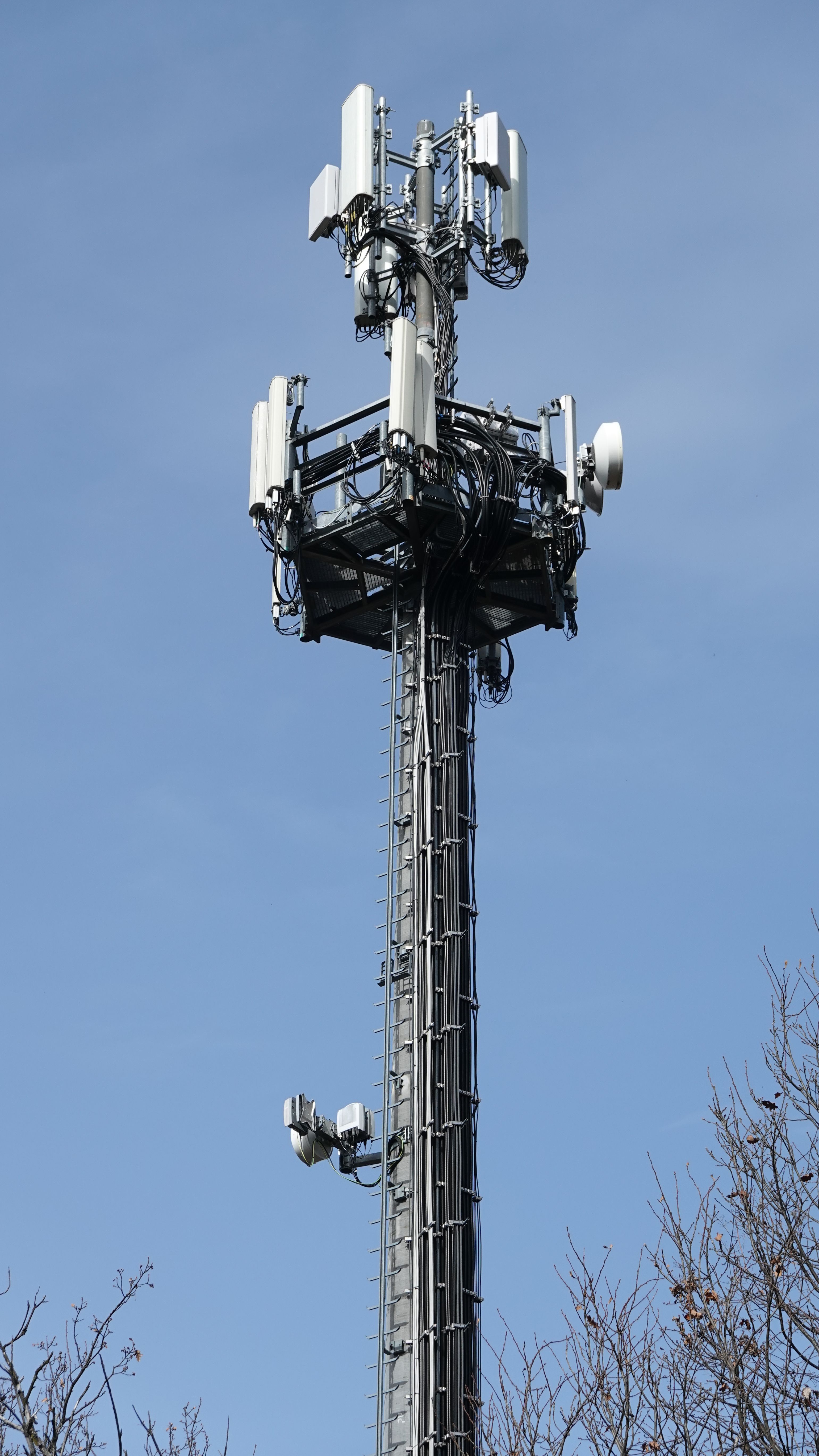 Die Anlage im Februar 2024 mit den neu installierten 5G-Antennen von Vodafone, die noch nicht in Betrieb sind.