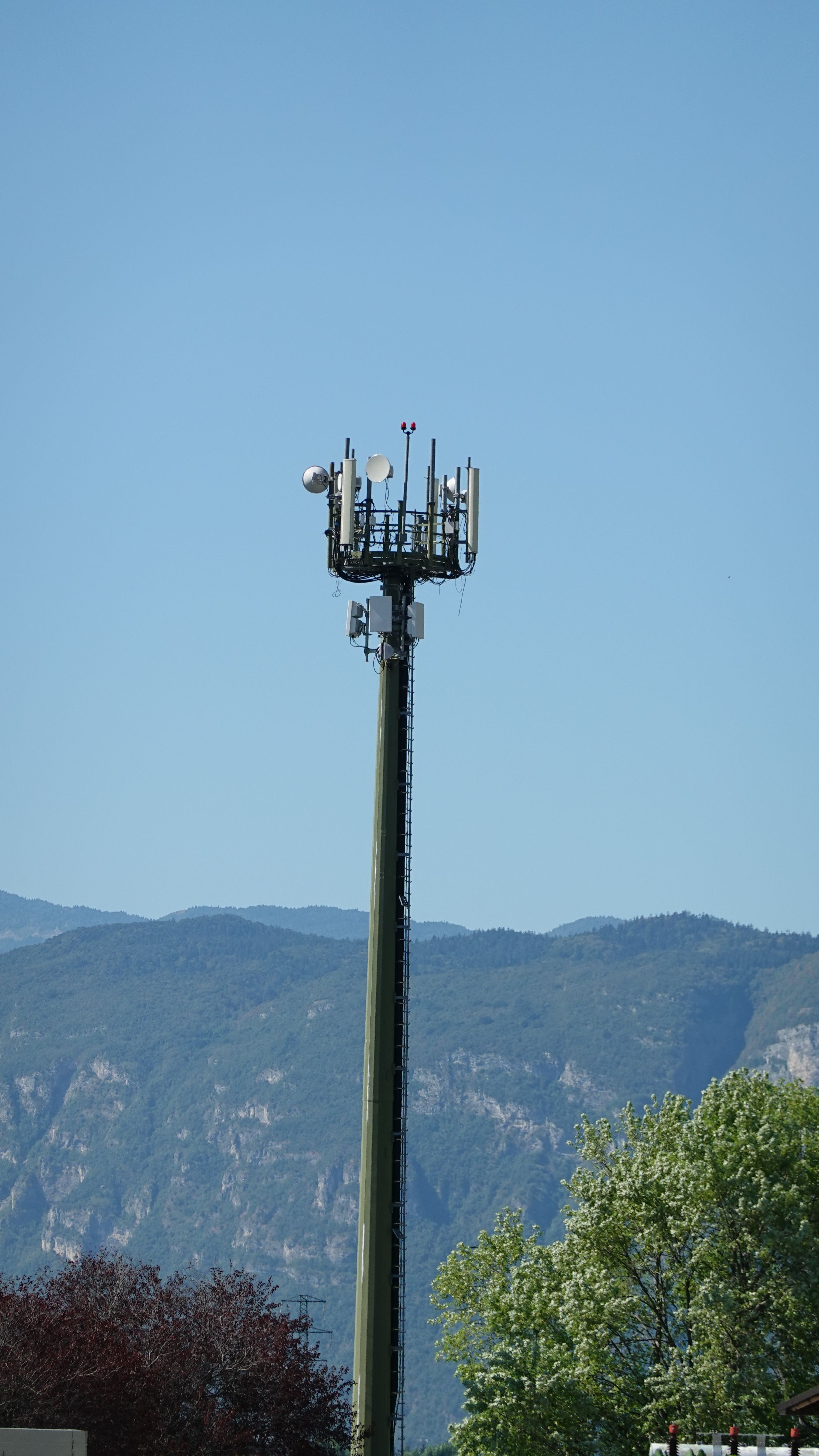 Die Anlage im Juli 2022 mit den 5G-Band N78-Antennen