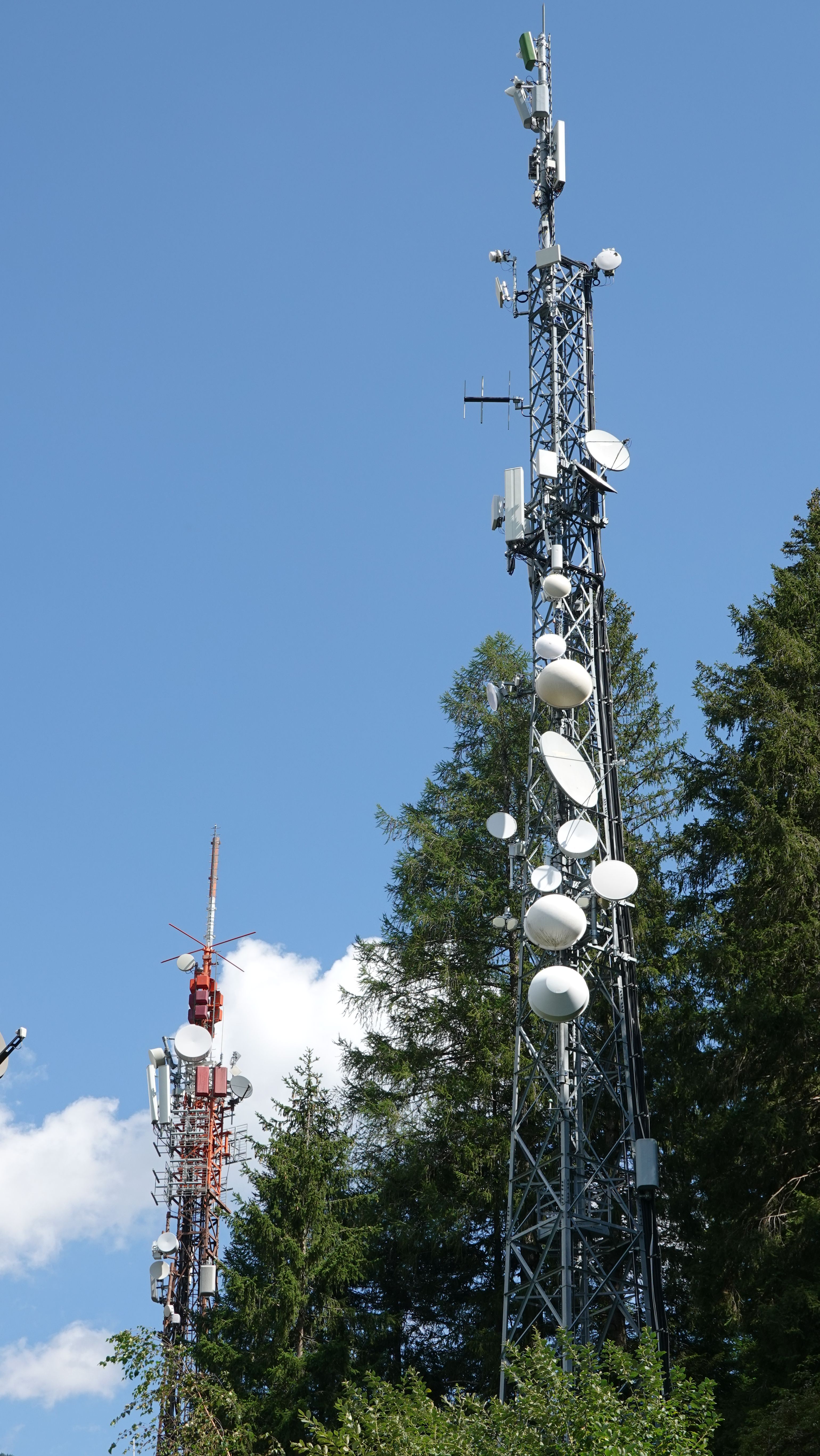 Die Anlage von Mediaset mit den Antennen von Vodafone im August 2022