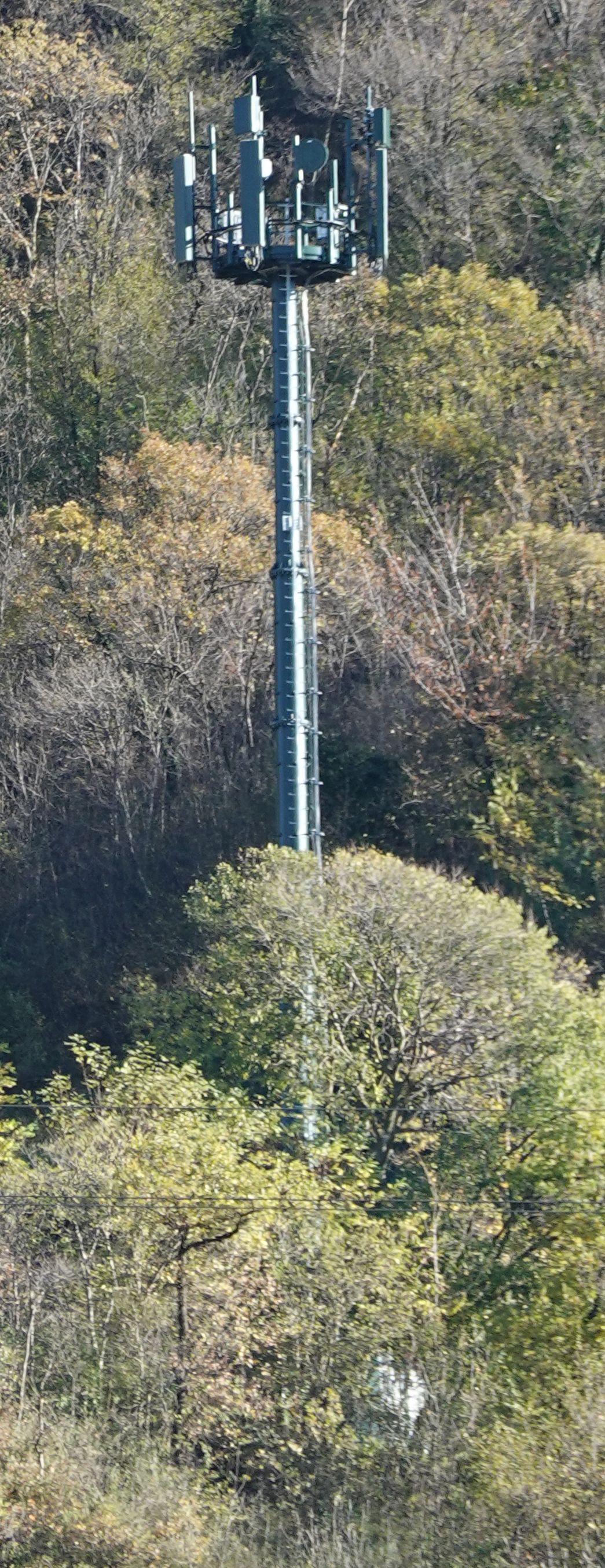 Die Antennen im November 2024. Neu dazugekommen sind die 5G-Antennen; noch nicht in Betrieb.