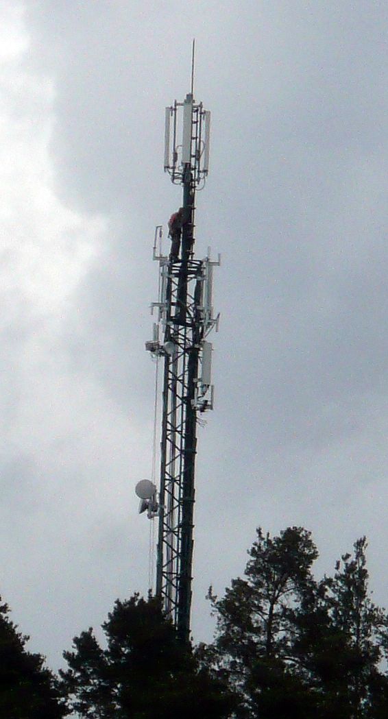 Die Anlage im Mai 2012. Es werden gerade die Antennen von Vodafone installiert.