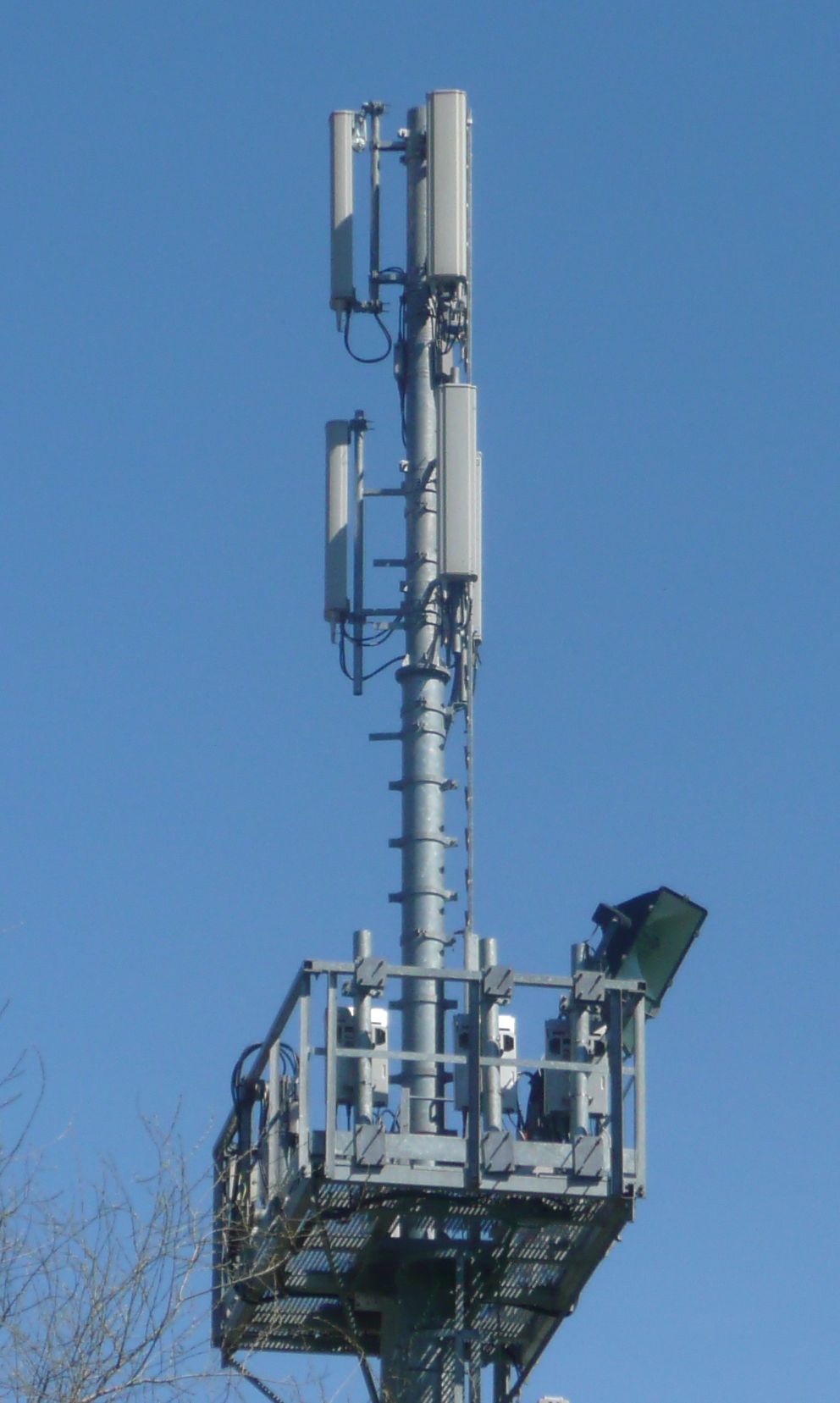 Der Antennenträger mit den Antennen von Tre im Mai 2012
