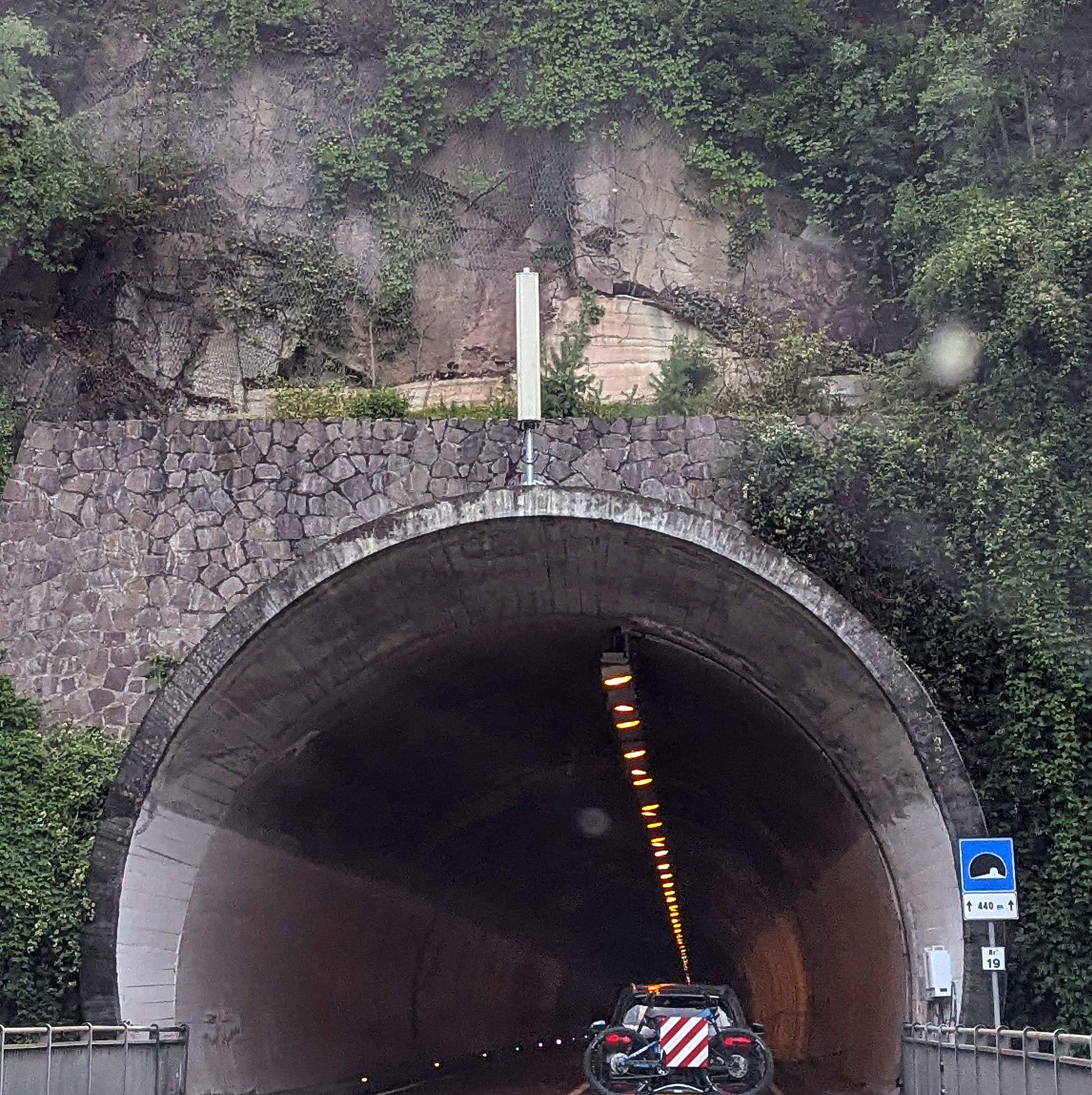 Die Außenantenne am Südportal des Tunnels im August 2026