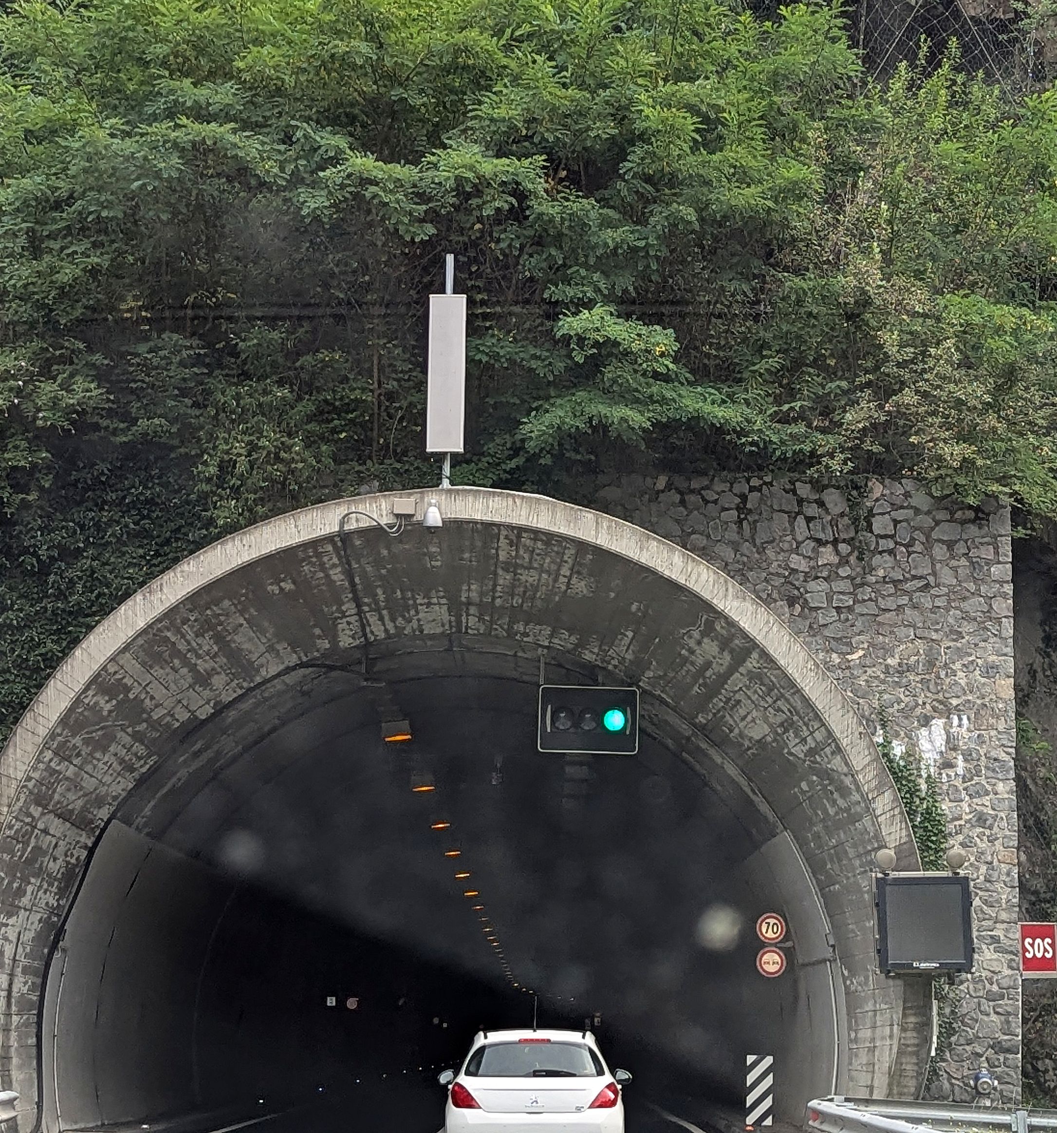 Die Außenantenne am Nordportal des Tunnels im August 2026