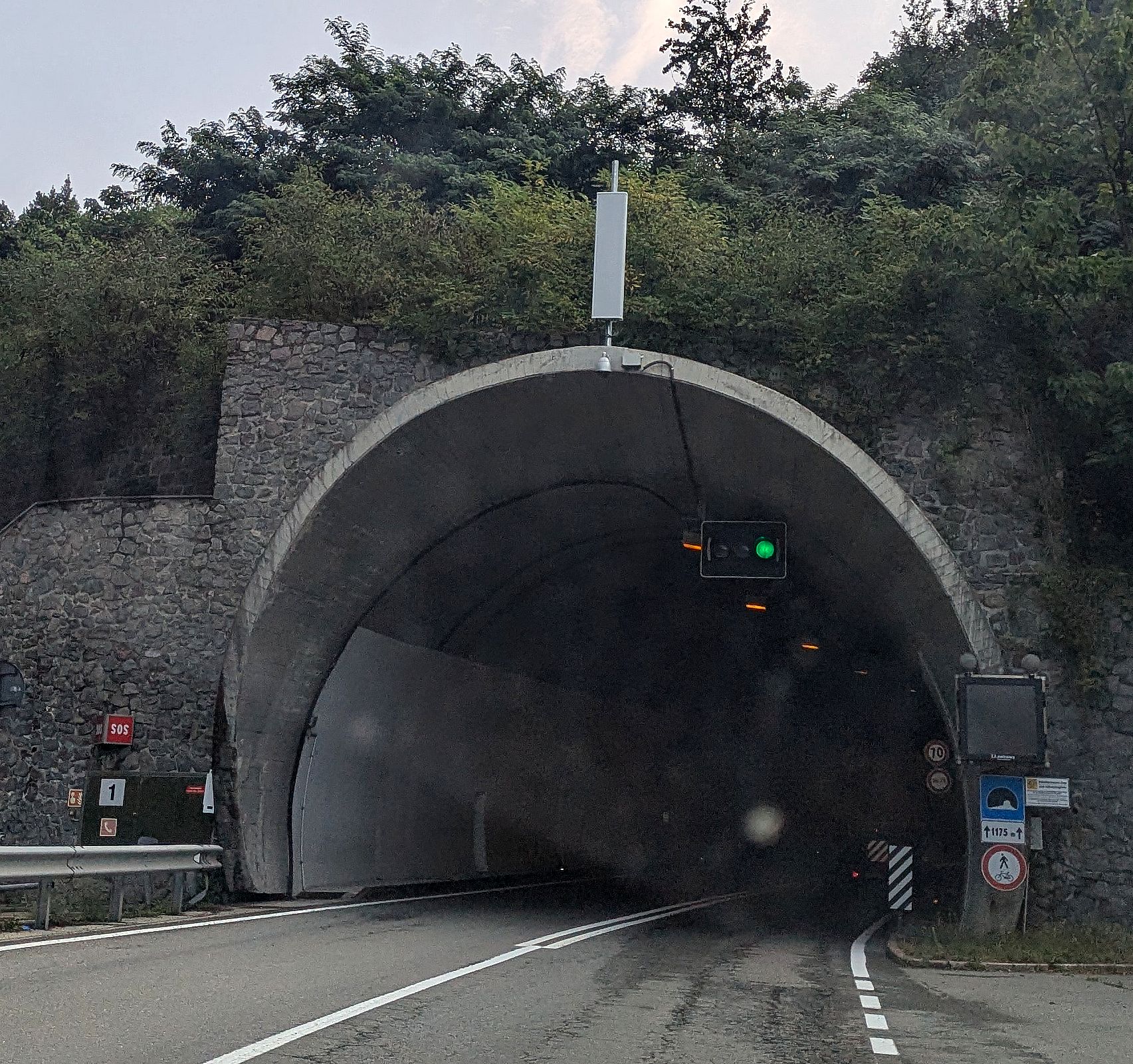 Die Außenantenne am Südportal des Tunnels im August 2026