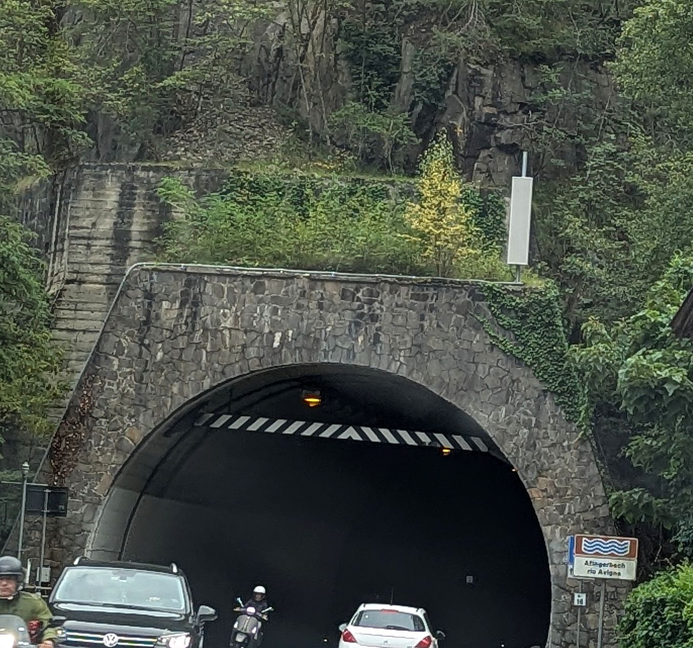 Die Außenantenne am Nordportal des Tunnels im August 2026